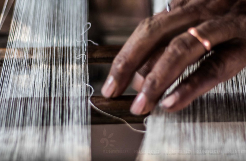 হাটকে ঘিরে স্বপ্ন বুনে তাঁত শিল্পীরা