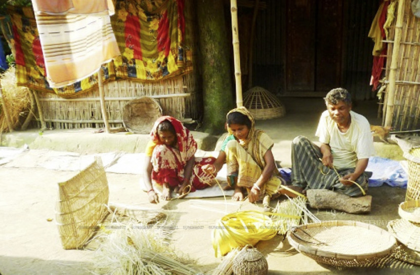 প্লাষ্টিকের দখলে আদিবাসীদের কুটির শিল্প