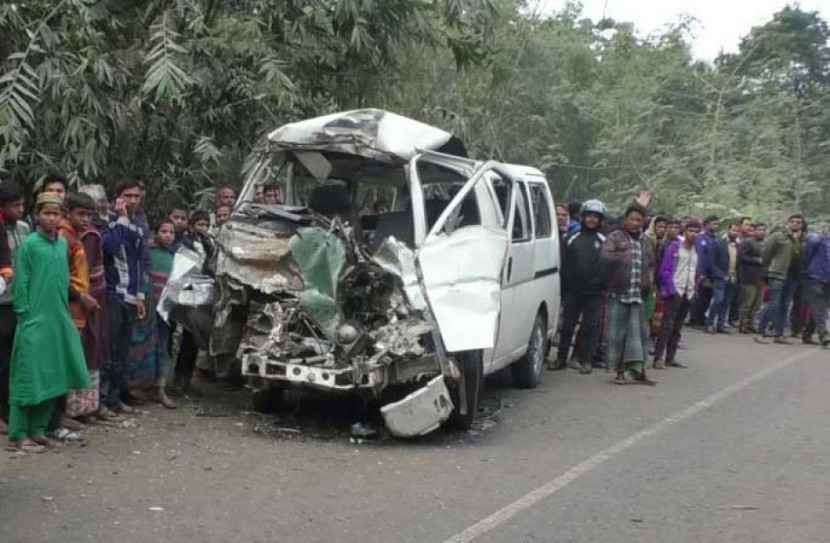 বাসের ধাক্কায় প্রাণ গেলো ভাই-বোনের