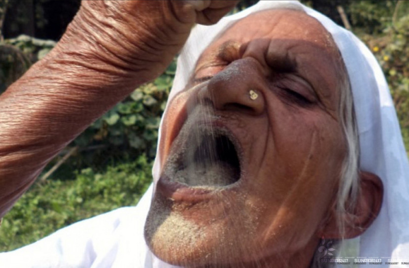 বালু খেকো নারী তবু আছেন সুস্থ