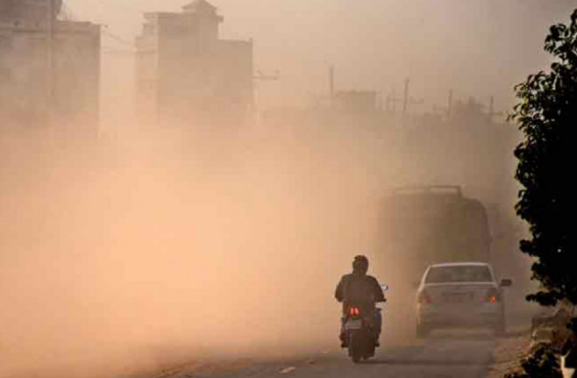 বায়ু দূষণের সূচকে আবারও শীর্ষে ঢাকা