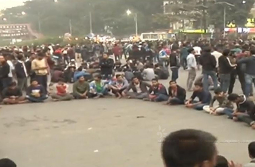 ভোট গ্রহণের দিন পরিবর্তনের দাবিতে শাহবাগে অবরোধ 