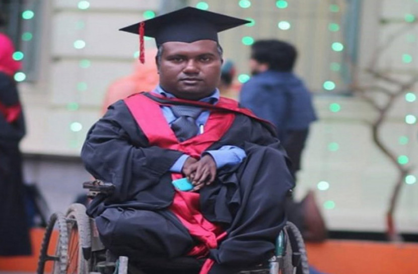 অপ্রতিরোধ্য হাফিজুর মুখ দিয়ে লিখেই স্নাতকোত্তর ডিগ্রি