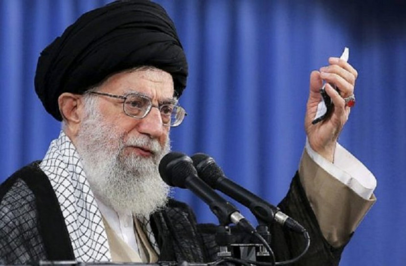 ট্রাম্পকে ভাঁড় বললেন খামেনি