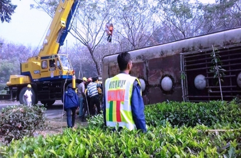 হবিগঞ্জে বাস দুর্ঘটনায় প্রাণ গেল তিনজনের