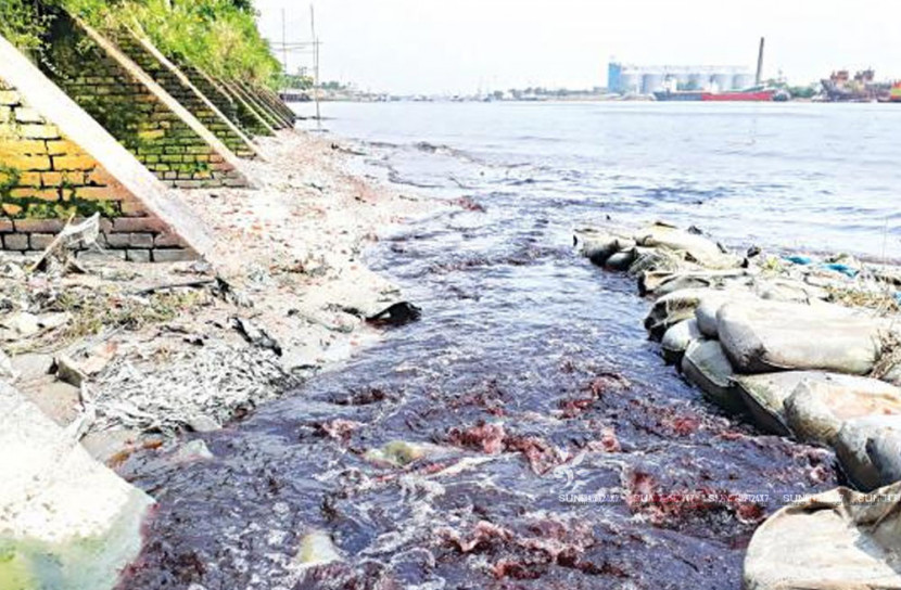 ঢাকার চার নদীতে প্রতিদিন জমছে ৫০ হাজার টন বর্জ্য