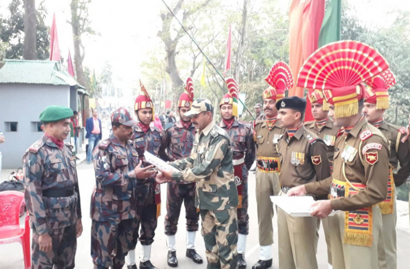 বিজিবিকে মিষ্টি খাওয়াল বিএসএফ