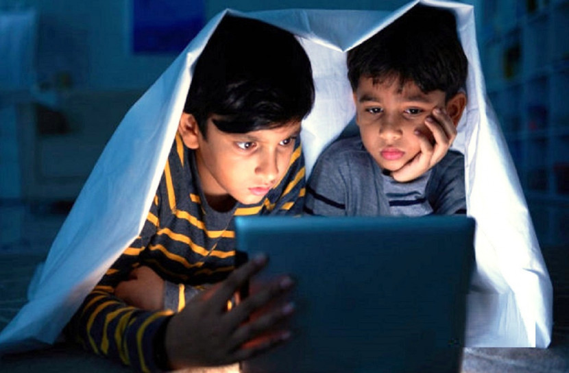 শিশুদের ইন্টারনেট নিরাপত্তায় অবশ্যম্ভাবী ‘প্যারেন্টাল কন্ট্রোল গাইডেন্স’