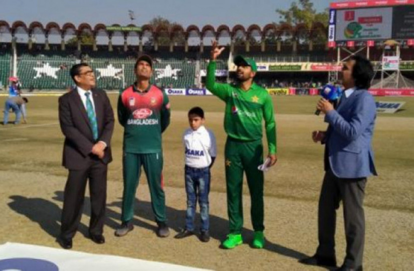 পাকিস্তানের বিপক্ষে  টস জিতে ব্যাটিংয়ে বাংলাদেশ