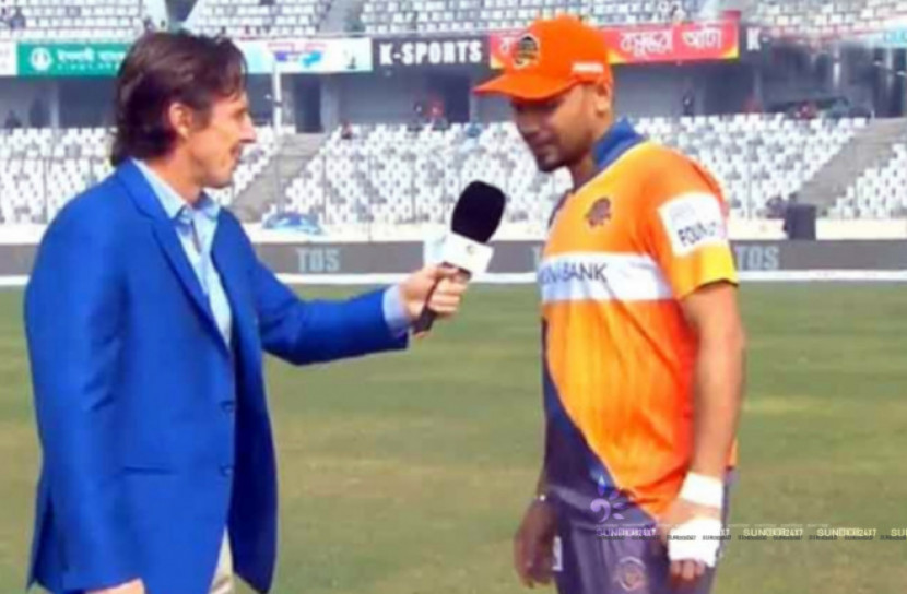 হাতে সেলাই নিয়েও মাঠে নামলেন মাশরাফি