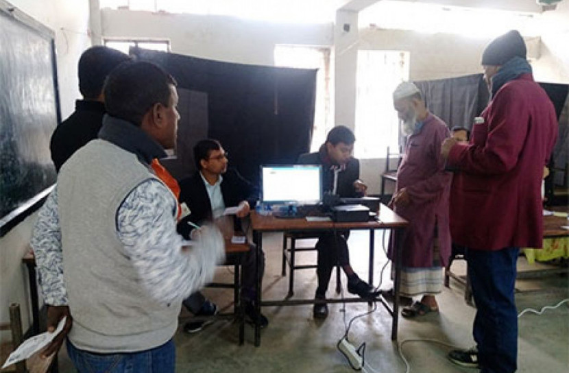 সব বিতর্ক পেছনে ফেলে চলছে ভোটের লড়াই