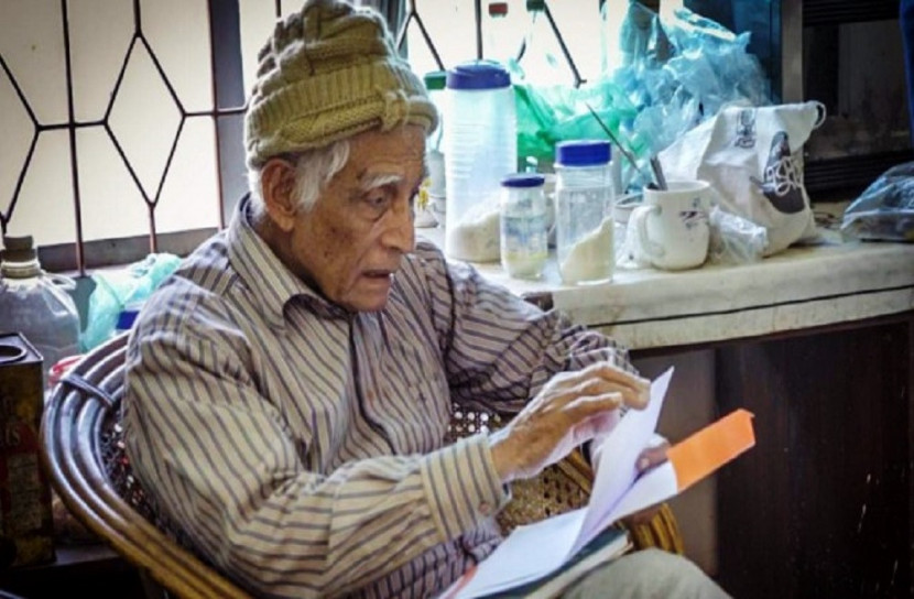 একজন বিজ্ঞানীর ফেরি করা বই এখন স্বপ্নে