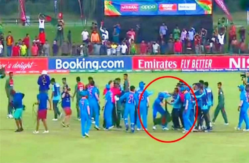 ম্যাচ হেরে বাংলাদেশের পতাকা ছিনিয়ে নিল ভারতের ক্রিকেটাররা