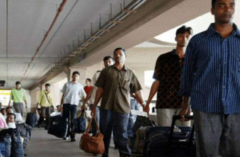 সৌদি থেকে দলে দলে ফিরছেন প্রবাসীরা