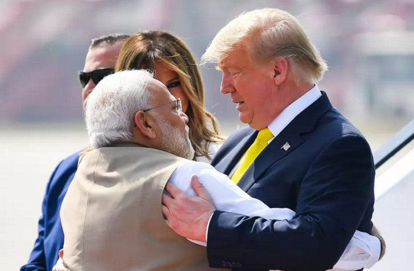 ট্রামকে জড়িয়ে ধরে ভারতে স্বাগত জানালেন মোদি