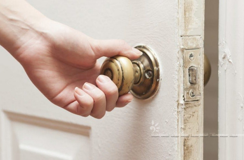 করোনা সন্দেহে স্ত্রীকে বাথরুমে আটকে রাখলেন স্বামী