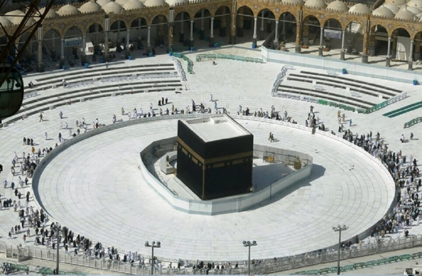 খুলে দেয়া হলো কাবার মাতাফ,  ওমরাহ পালনে নিষেধাজ্ঞা বহাল
