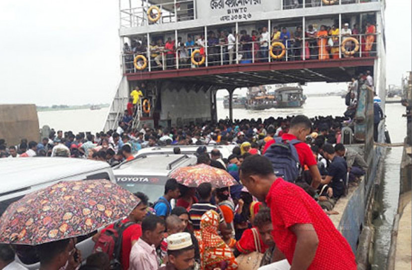 দলে দলে ঢাকা ছাড়ায় আতঙ্কিত গ্রামবাসি