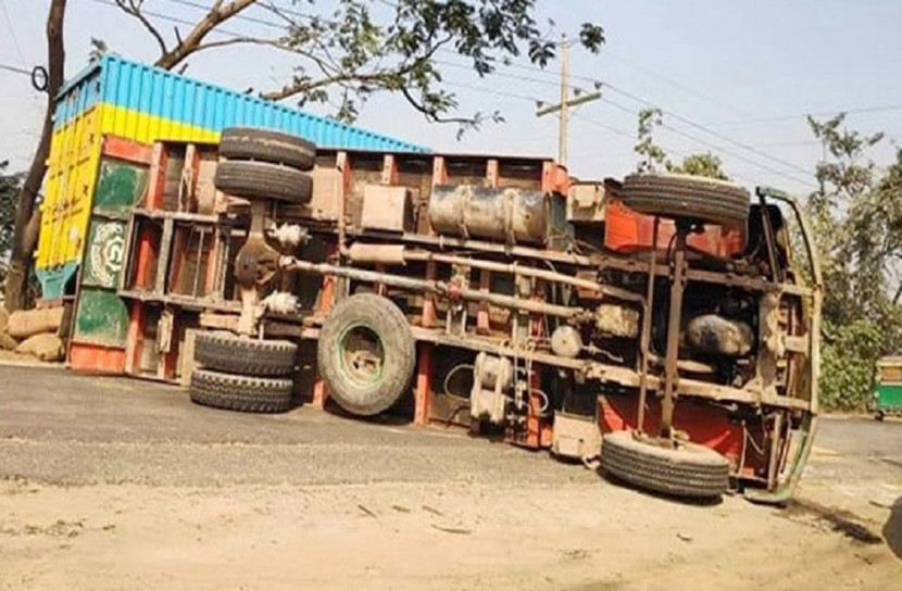 টাঙ্গাইলে সড়ক দুর্ঘটনায় ট্রাক উল্টে নিহত ৫