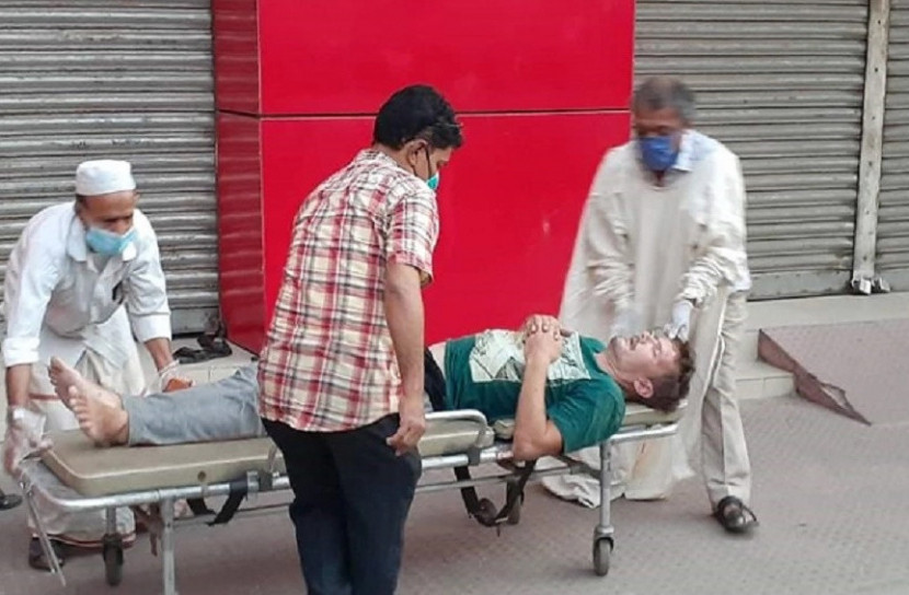 সিলেটে রাস্তায় পড়ে থাকা বিদেশি আইসোলেশনে