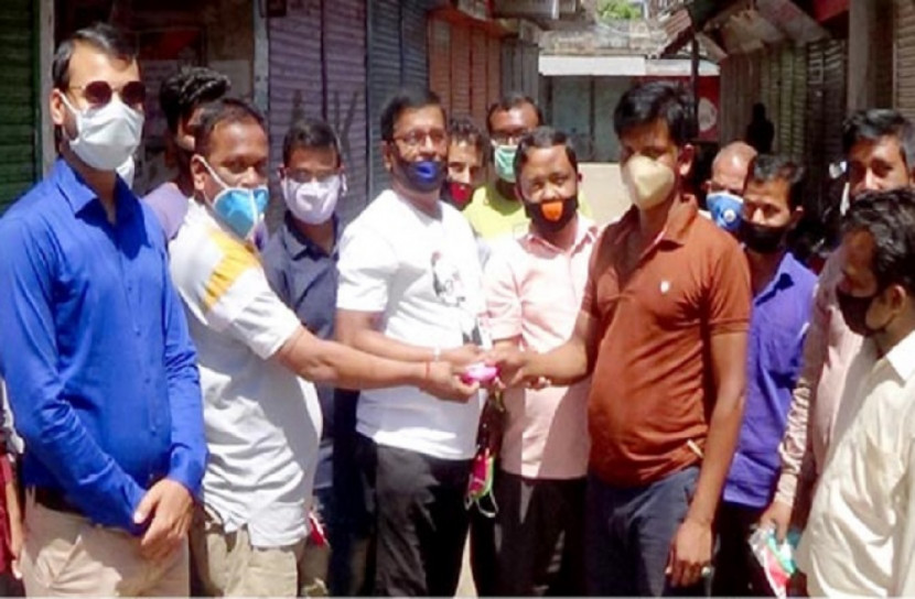 সুনামগঞ্জে ৩ শতাধিক মানুষের মধ্যে মাস্ক বিতরণ