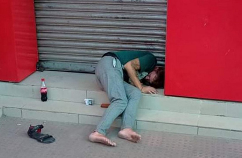 সিলেটে রাস্তায় পড়ে থাকা বিদেশি করোনাক্রান্ত নন