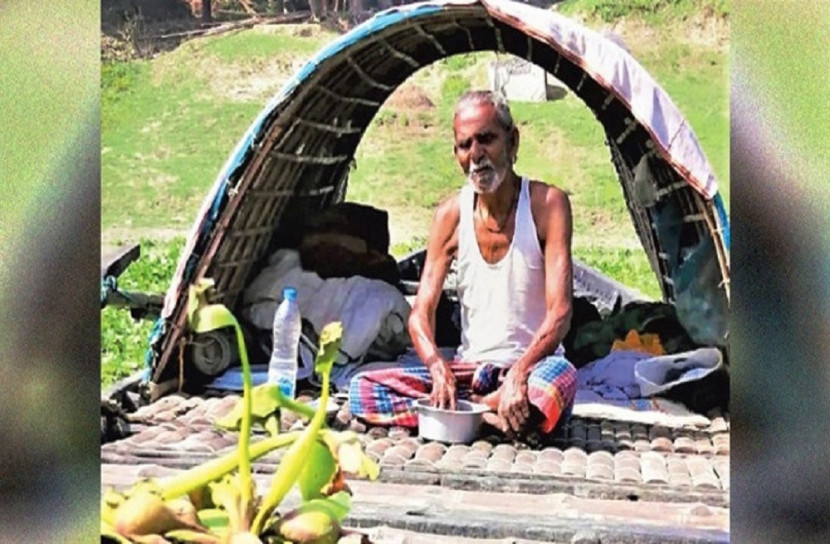ঘর না পেয়ে নৌকাতেই কোয়ারেন্টাইন