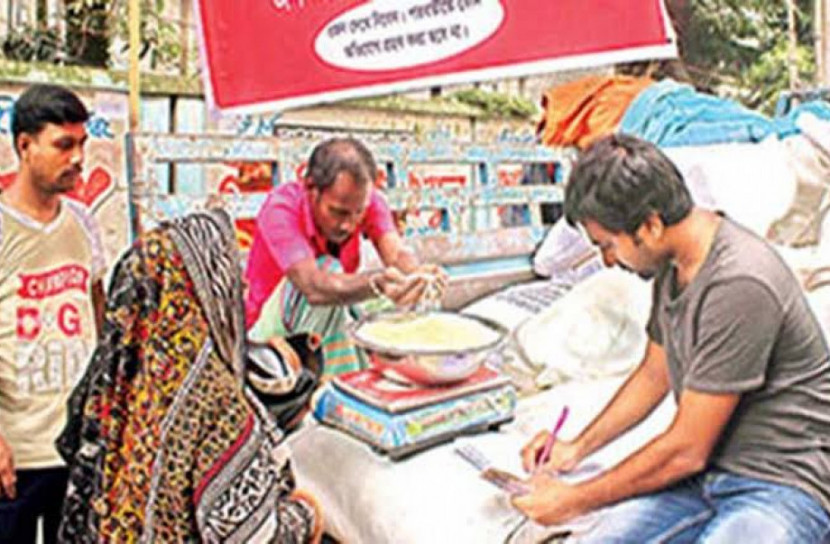 আজ থেকে ১০ টাকা কেজিতে চাল পাবেন রাজধানীর বস্তিবাসী