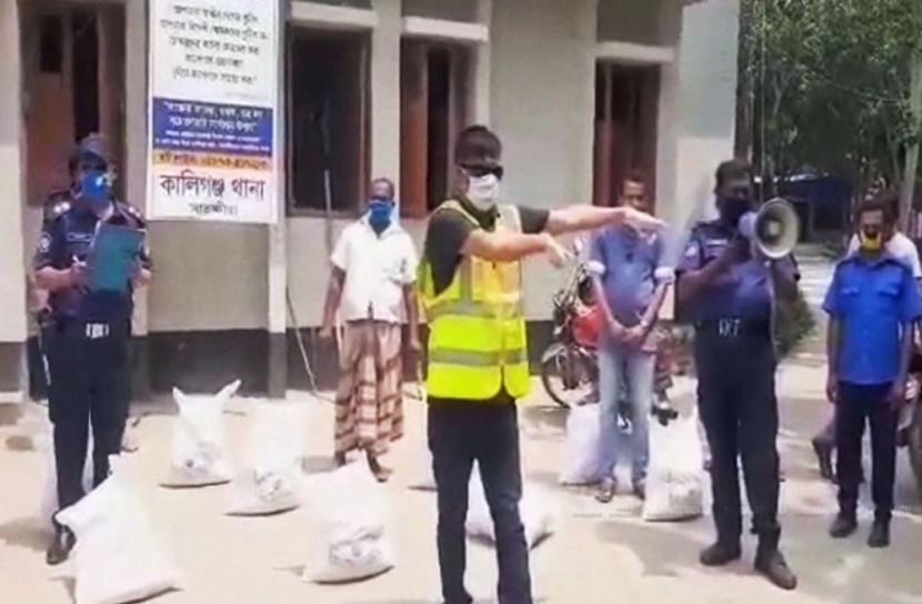 নেচে-গেয়ে মানুষকে সচেতন করছেন ওসি