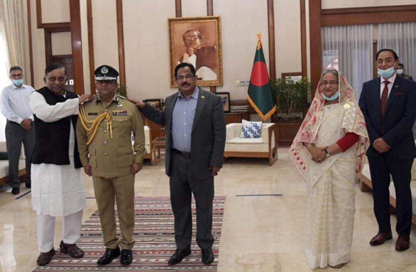 ব্যাজ পরানো হলো নতুন আইজিপিকে