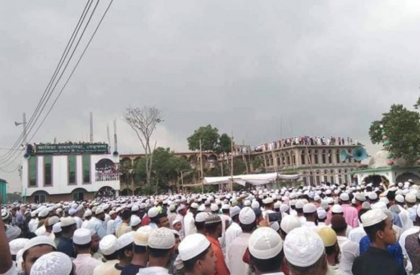 লকডাউন ভেঙে জানাজায় লাখো মানুষ