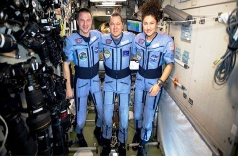 ভিন্ন এক পৃথিবীতে ফিরলেন তিন নভোচারী