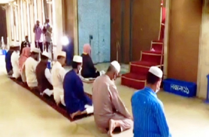 প্রথমবারের মতো ভিন্ন পরিবেশে তারাবির নামাজ