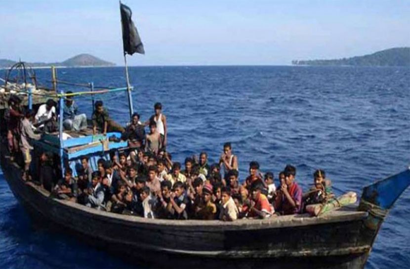 গভীর সাগরে ভাসছে ৫০০ রোহিঙ্গা