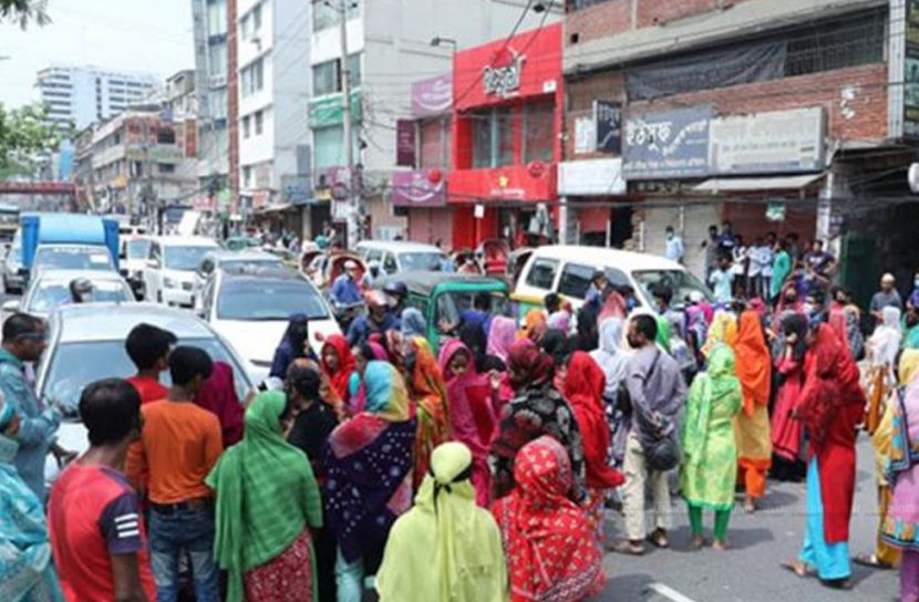 বকেয়া বেতনের দাবিতে মালিবাগে পোশাক শ্রমিকদের সড়ক অবরোধ