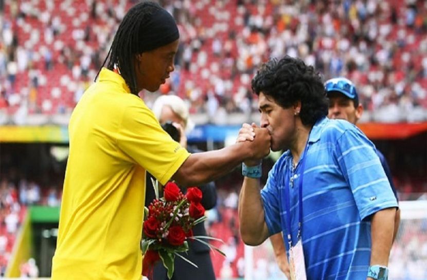 রোনালদিনহোর পাশে দাঁড়ালেন ম্যারাডোনা