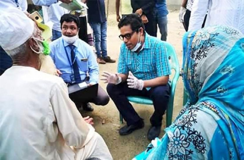 ভাতার টাকা বাড়ি বাড়ি পৌঁছে দিলেন পলক