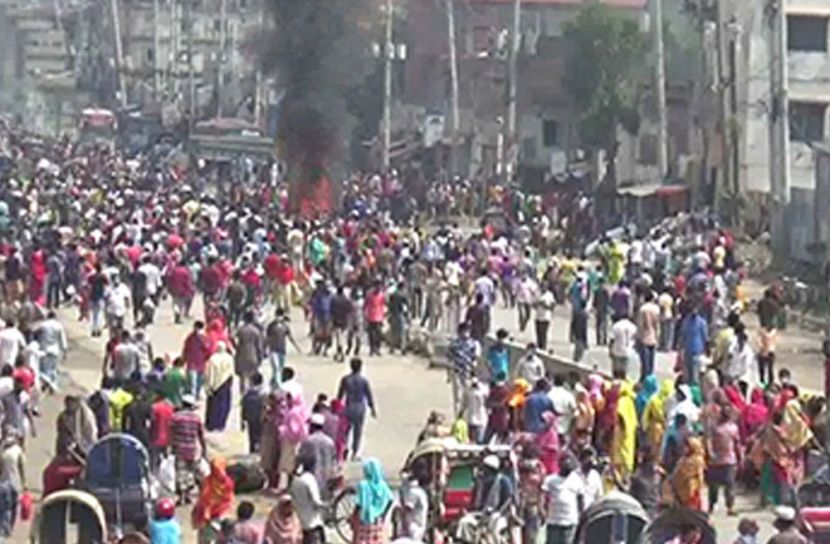 গাজীপুরে বেতনের দাবিতে শ্রমিকদের মহাসড়ক অবরোধ