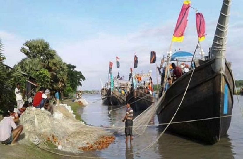 প্রস্তুত জেলেরা, ইলিশ ধরতে নামবে মধ্যরাতে