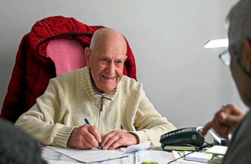 ৯৮ বছর বয়সেও করোনা রোগীদের সেবায় ড. শেন