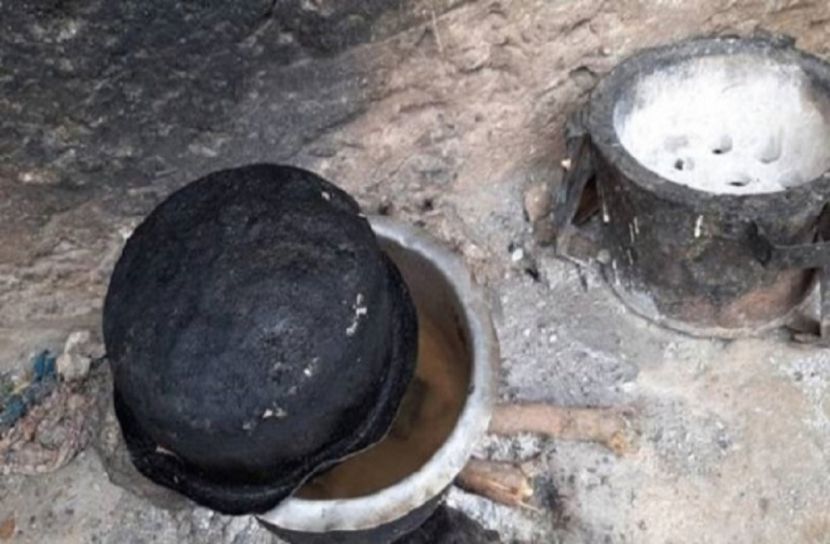 ক্ষুধার্ত ৮ শিশুকে শান্তনা দিতে চুলায় পাথর রান্না করলেন মা 