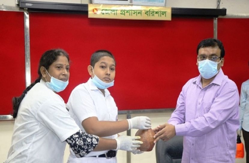 টি‌ফিনের টাকা ত্রাণ তহ‌বিলে দিলো ৬ষ্ঠ শ্রেণির নন্দি