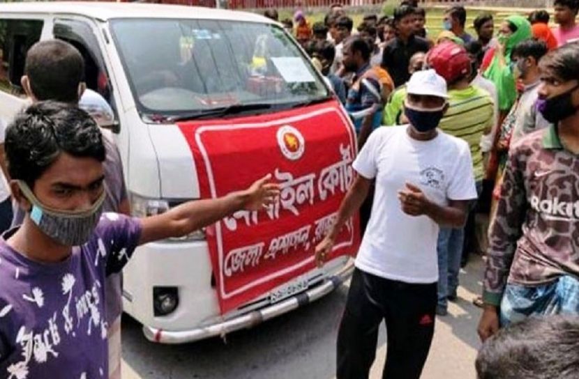 ত্রাণের দাবিতে ম্যাজিস্ট্রেটের গাড়ি ঘেরাও করে বিক্ষোভ