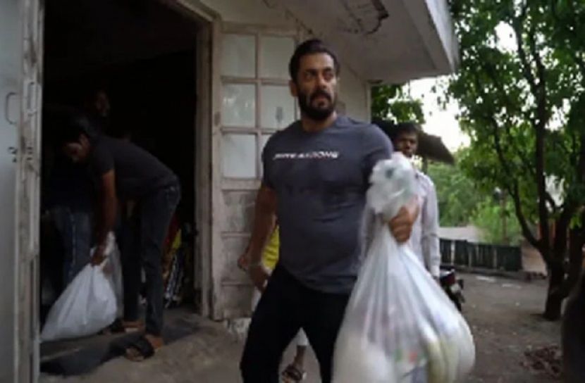 ত্রাণ দিতে গিয়ে বিতর্কে জড়ালেন সালমান