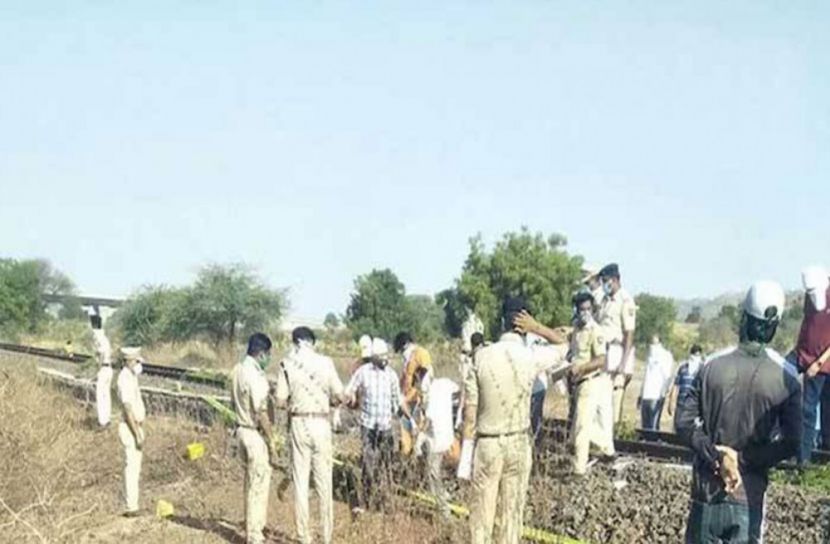 ঘুমিয়ে থাকা শ্রমিকদের ওপর দিয়েই চলল ট্রেন!