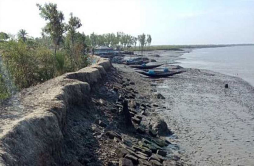 বাঁধ ভাঙনের আতঙ্কে ১৪ গ্রামের মানুষ