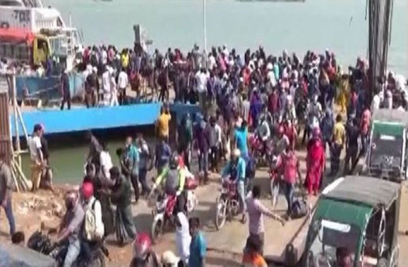 ফেরিঘাটে যাত্রীদের উপচে পড়া ভিড়!