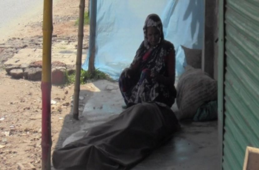 করোনা সন্দেহে মৃত সন্তানসহ নামিয়ে দিল বৃদ্ধা মাকে!