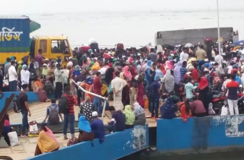 শিমুলিয়া ঘাটে উপচেপড়া ভিড়,  সৃষ্টি হয়েছে যানজট
