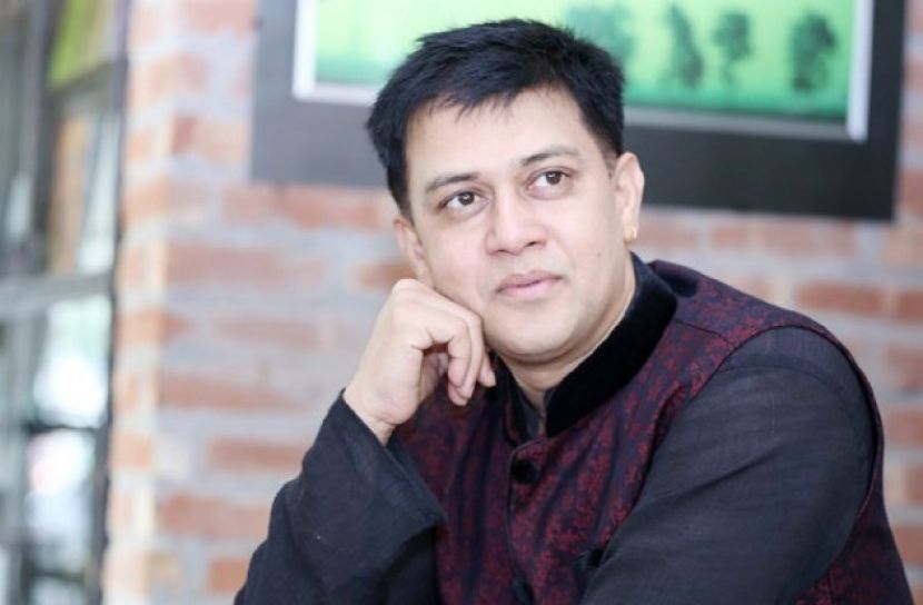 সাংবাদিকদের মাস্ক দিচ্ছেন শাকিল